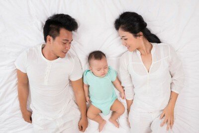 Có nên cho bé ngủ chung giường với bố mẹ không?